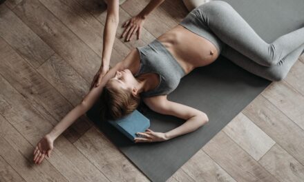 Les bienfaits du yoga prénatal pour une femme enceinte