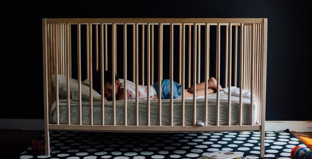 Quand faut-il retirer les barreaux du lit bébé ?