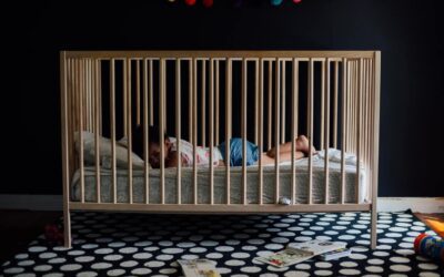 Quand faut-il retirer les barreaux du lit bébé ?