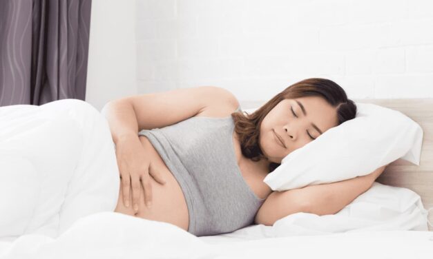 Peut-on dormir sur le ventre enceinte ? Les conseils pour bien se reposer