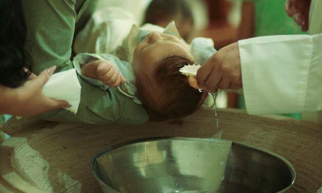Médaille de baptême symbolique : ce que ce petit bijou dit de votre famille sans un mot